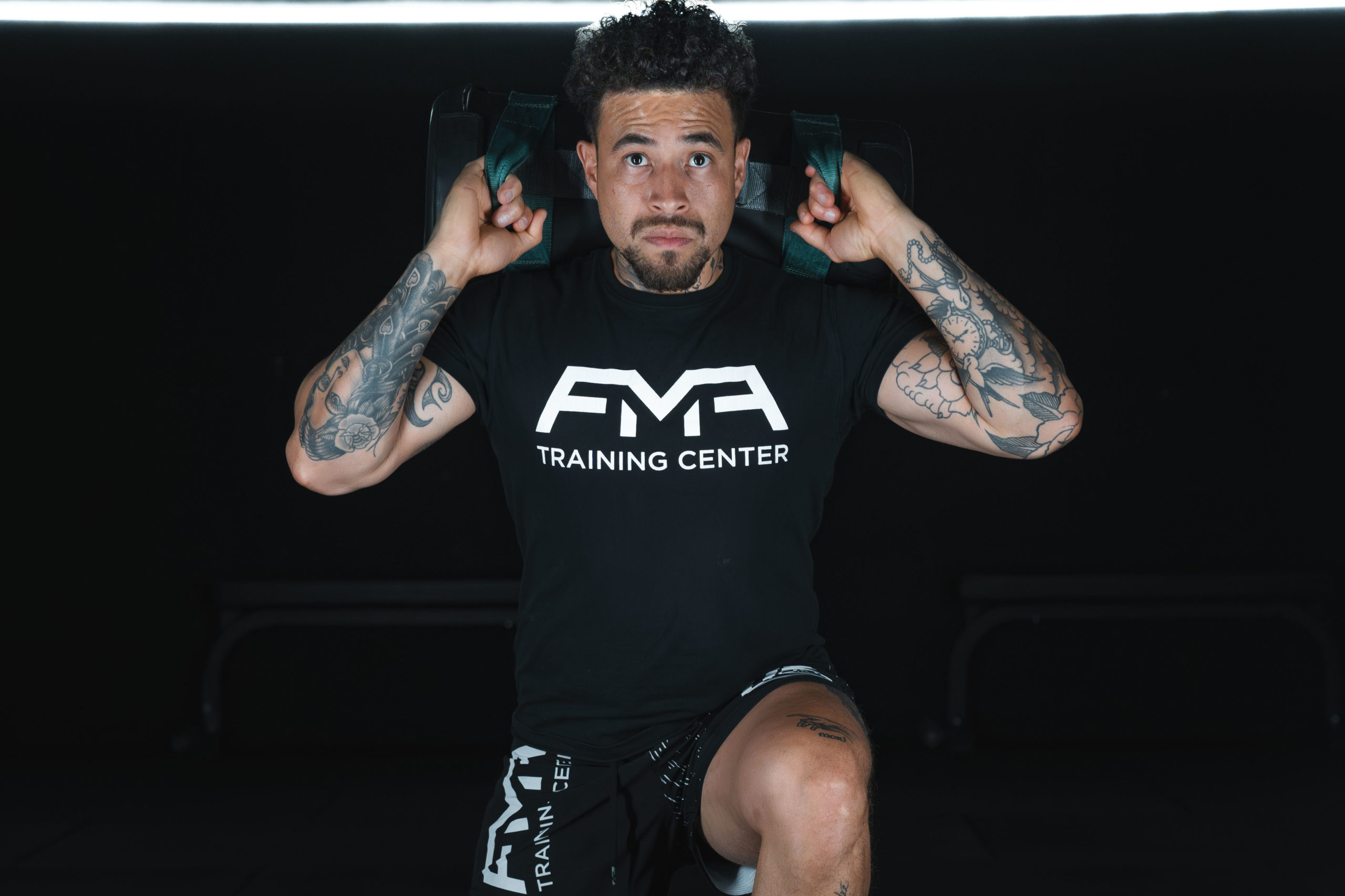 photo d'un homme qui porte un poids sur les epaules tout en faisant une fente